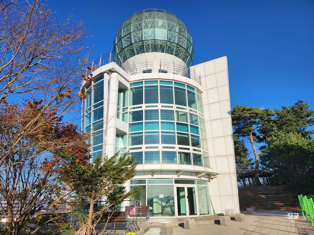 The modern glass-domed observatory building situated at the summit of Yangbangsan.