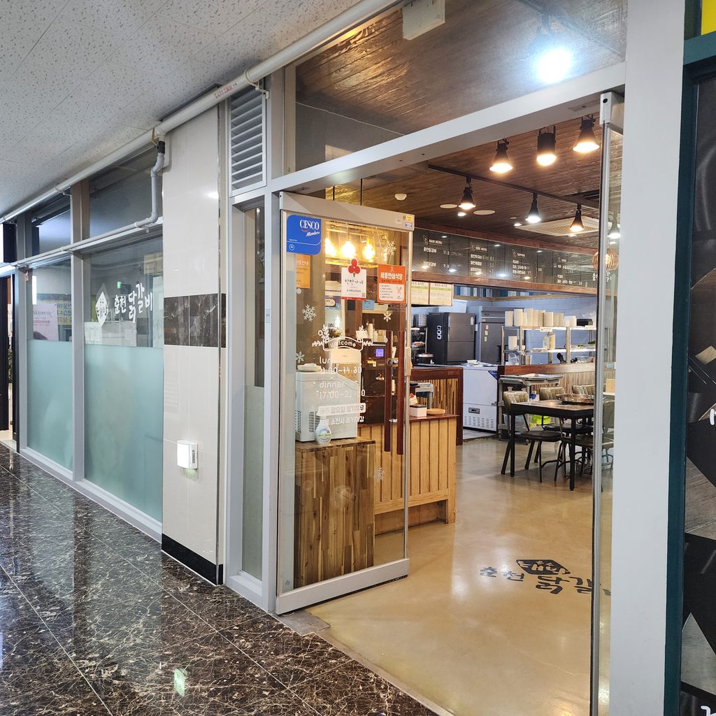 The entrance and counter area of a typical Korean restaurant, where payment is usually made upon exit.